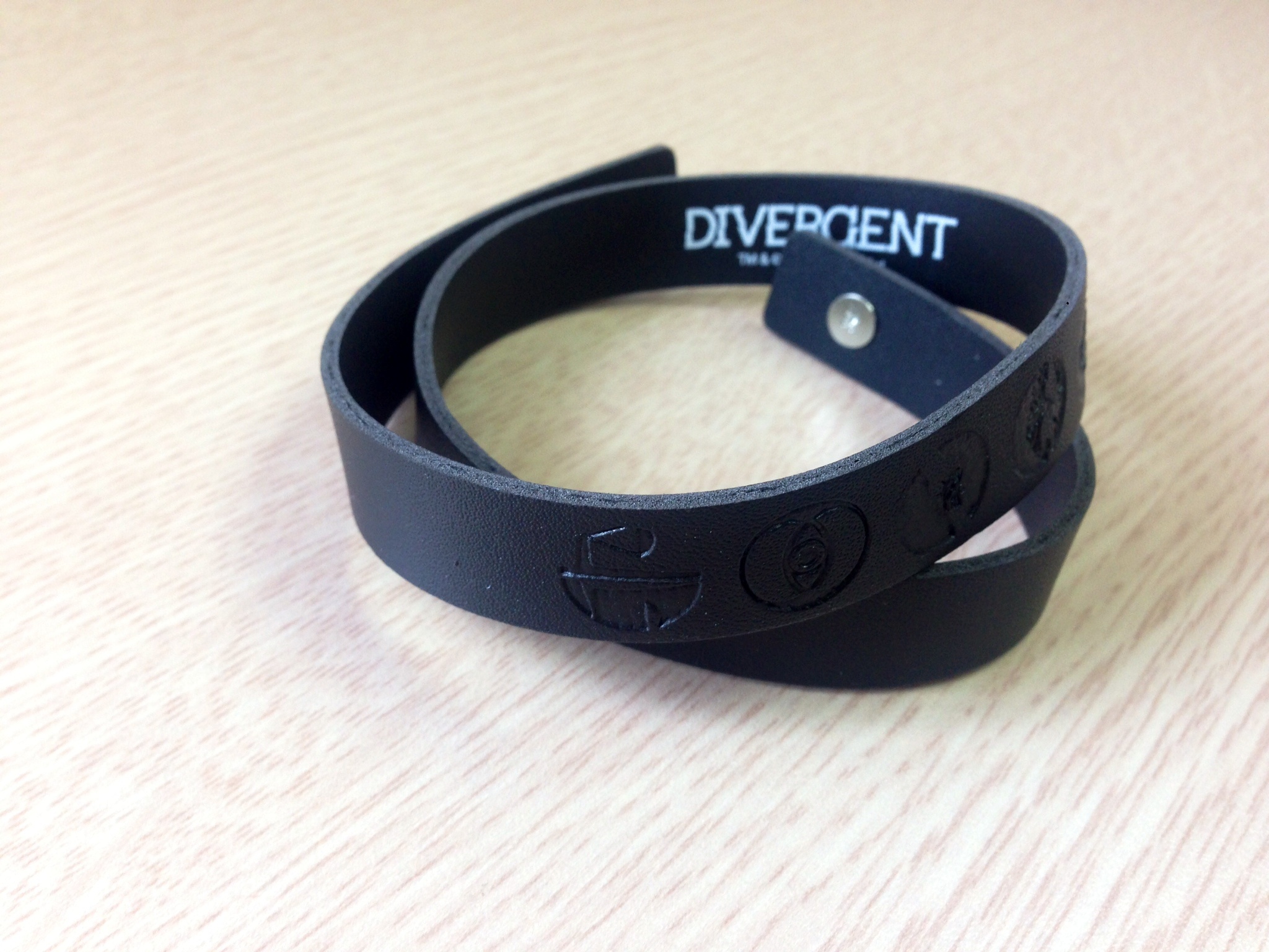 Vòng tay cá tính của phim Divergent.