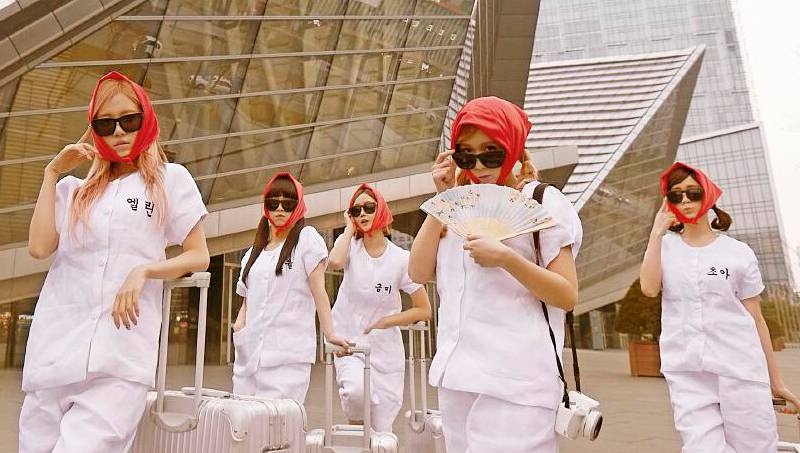 Tạo hình nông dân đang được các cô gái Crayon Pop yêu thích.