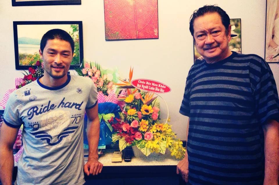 Hình ảnh NSƯT Chánh Tín tươi tắn bên người cháu trai là Johnny Trí Nguyễn đã giải tỏa nhiều khúc mắc trogn lòng người hâm mộ điện ảnh Việt. 
