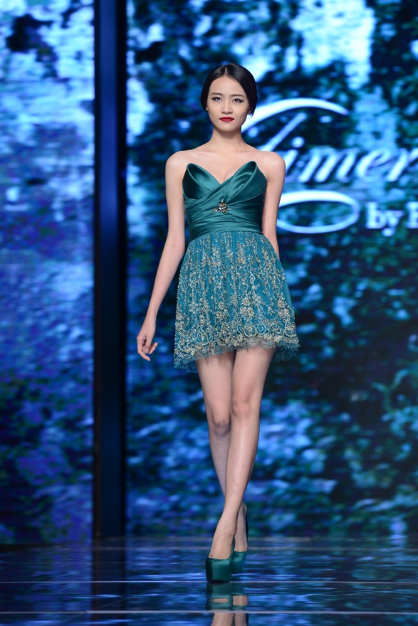 Người mẫu Lan Khuê bay từ TP.HCM ra Hà Nội để bước lên sàn diễn Aimer Hanoi - Yêu Hà Nội. Người đẹp sải bước tự tin với phong thái lạnh lùng. Cô thể hiện bộ váy dạ hội ngắn, có điểm nhấn xếp ly sáng tạo tại thân áo.  