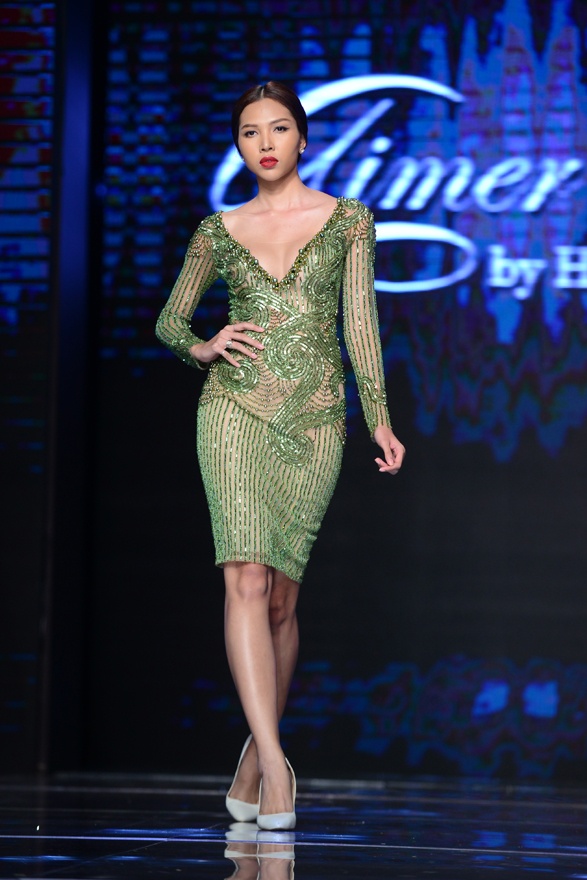 Đồng thời, lần đầu tiên anh giới thiệu BST mang tính ứng dụng. NTK và bạn bè của anh đã đầu tư hơn <abbr class=