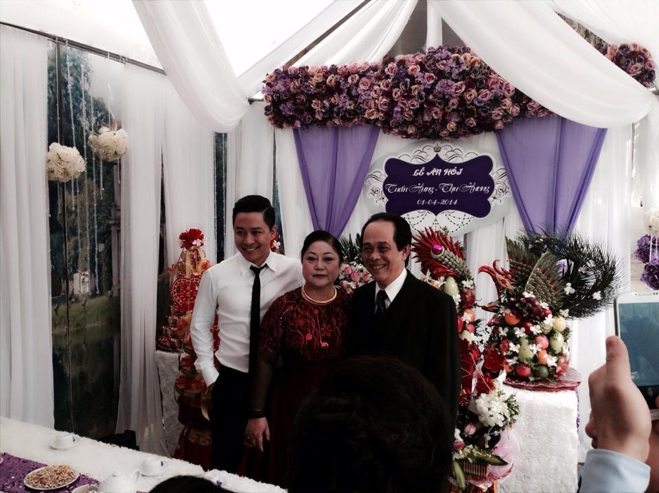 Hình ảnh Tuấn Hưng rạng rỡ bên bố mẹ ngay trước lễ ăn hỏi vừa được một người bạn của anh chia sẻ trên mạng xã hội.
