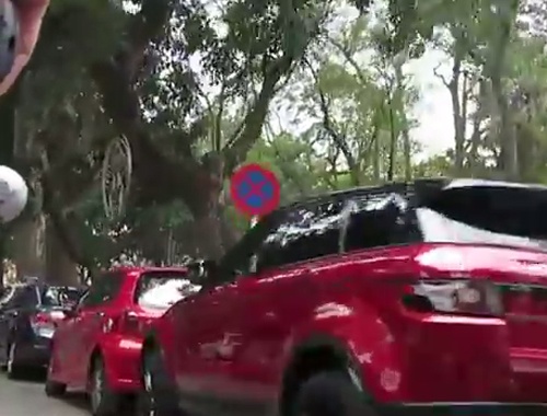 Dan xe trong dam hoi Tuan Hung hinh anh