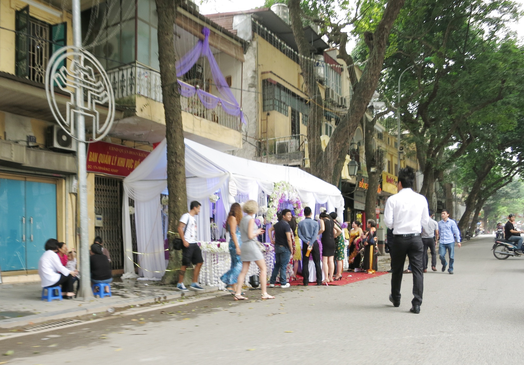 Tuấn Hưng (mặc áo trắng) có mặt ở nhà riêng để chuẩn bị cho lễ ăn hỏi sau khi phải nhập viện vì kiệt sức.