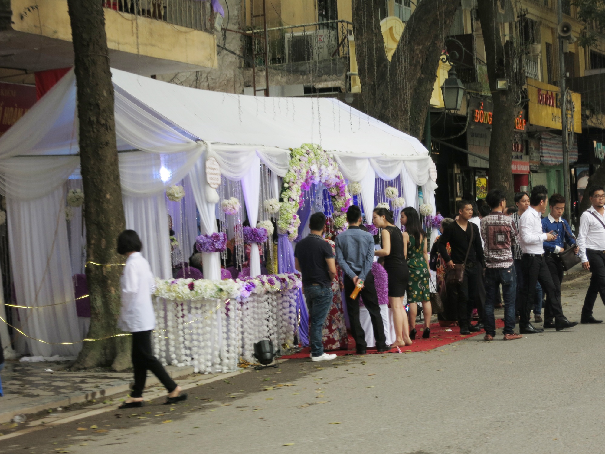 Hiện tại, nam ca sĩ Tìm lại bầu trời và gia đình, bạn bè thân thiết đã chuẩn bị chu tất mọi chuyện để lên đường sang nhà gái ăn hỏi. 