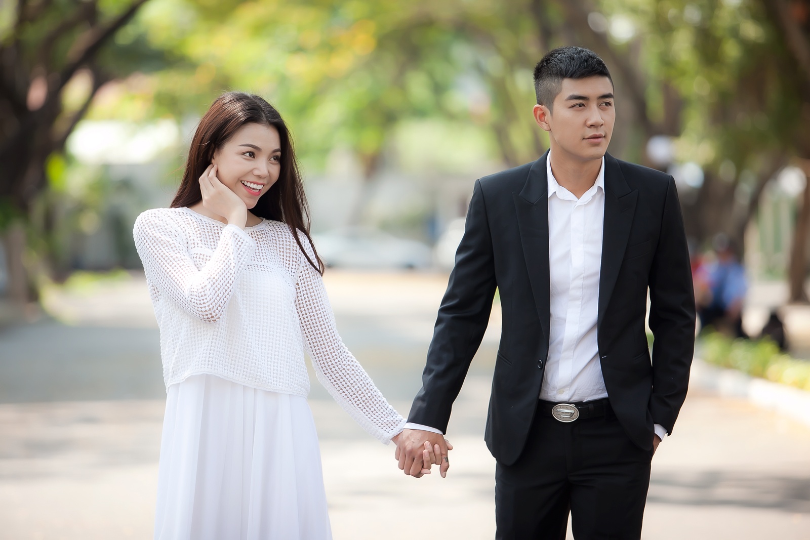 Trà Ngọc Hằng thẹn thùng làm cô dâu bên Cao Lâm Viên.