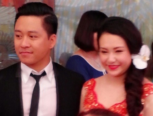 Tuan Hung hanh phuc ben vo sap cuoi trong le an hoi hinh anh