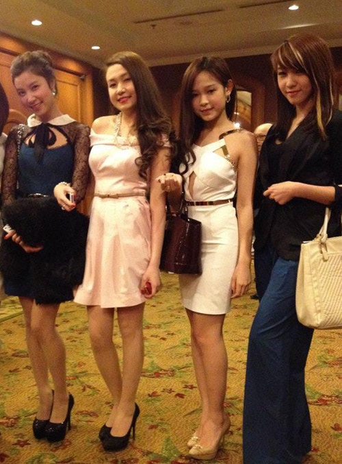 Vợ Tuấn Hưng là bạn thân của các thành viên trong nhóm nhạc B.Silly. Mới đây, nam ca sĩ cũng nhận lời đỡ đầu cho Hạnh Sino - một trong những người bạn đã gắn bó nhiều năm với Hương Baby.