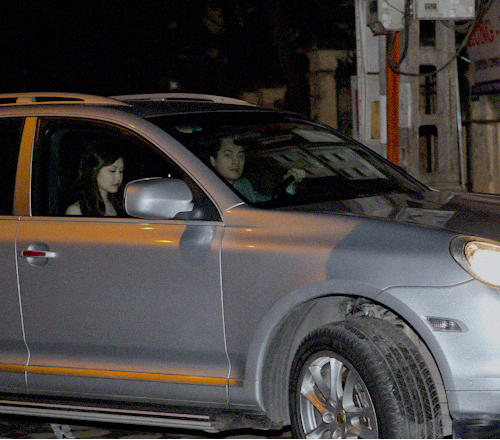 Dang Khoi lai xe sang dua vo dao pho Ha Noi hinh anh