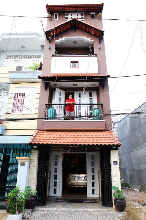 Hoàng Mập từng dính “án oan” với căn biệt thự toàn gỗ lên đến cả trăm tỷ đồng tại Cần Thơ. Tuy nhiên, anh đã lên tiếng chia sẻ đó là căn nhà của một người bạn. Hiện tại, gia đình Hoàng Mập đang có một tổ ấm khiến nhiều người phải ghen tị. Ngôi nhà 3 tầng rưỡi nằm trong một ngõ khá ngoằn ngoèo nhưng ai cũng biết vì đó là của một danh hài nổi tiếng.