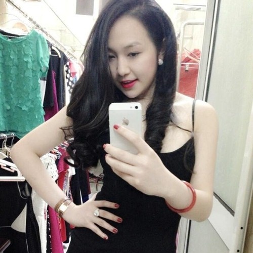 Nhập mô Vợ của Tuấn Hưng tên thật là Thu Hương, cô sinh năm 1990 và có biệt danh là Hương Baby, cô nàng sở hữu làn da trắng nõn cùng vẻ đẹp hiền lành, phúc hậu.