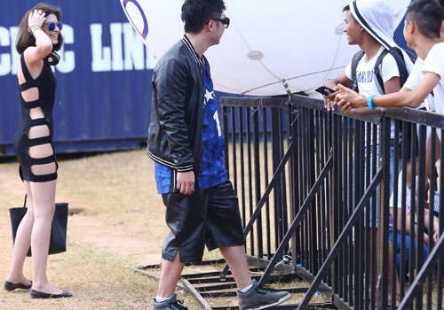 Andrea mac vay phan cam hen ho Yanbi hinh anh