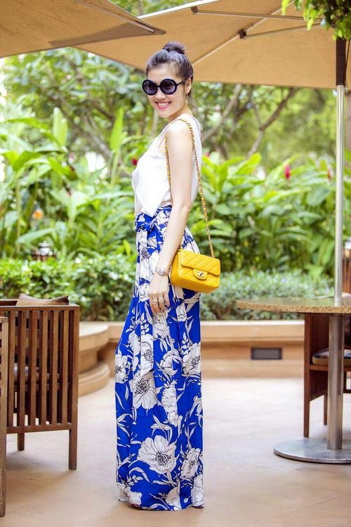 Người mẫu Thu Hằng tô điểm phong cách xinh xắn bằng chiếc túi đeo vai màu vàng nhỏ xinh.