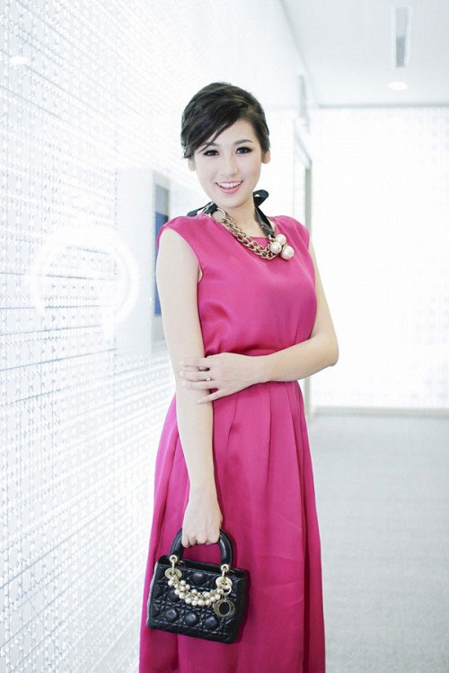 Với chiếc túi dáng ladylike cầm tay, bộ đầm của Á hậu Tú Anh đã trở nên sang trọng và thanh lịch hơn rất nhiều.