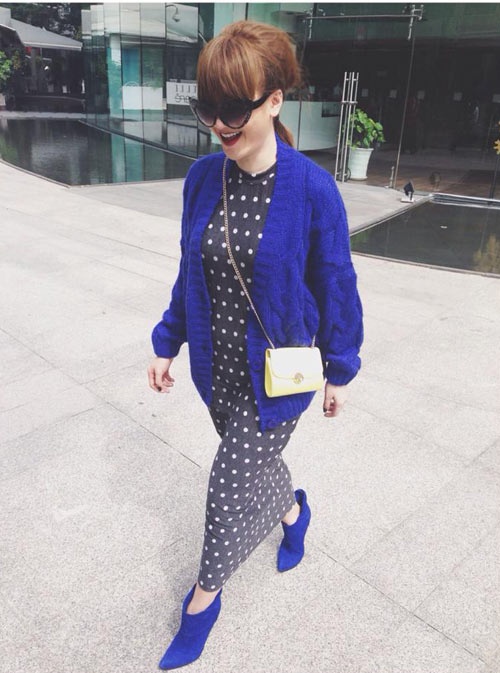 Đồng Nhi với sự kết hợp màu sắc hài hòa giữa túi xách và váy.