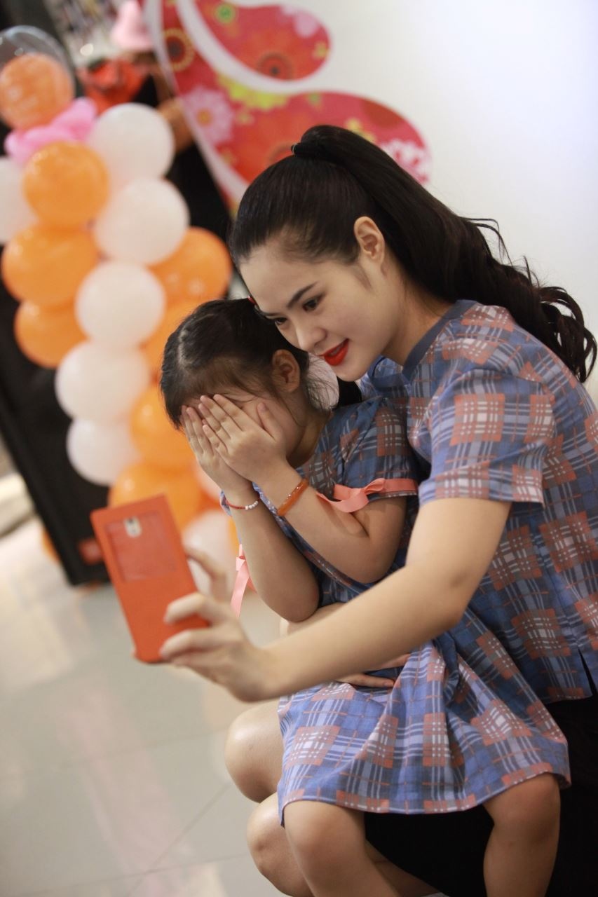 Ban đầu, cô nhóc có phần xấu hổ vì thấy nhiều người chú ý. Tuy nhiên, một lúc sau, con gái của người đẹp tự tin và dạn dĩ hơn nhiều.