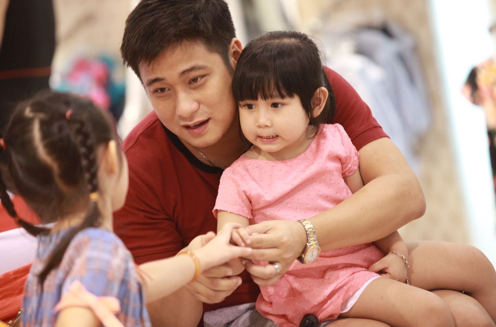 Sao Viet khoe con khi du tiec hinh anh