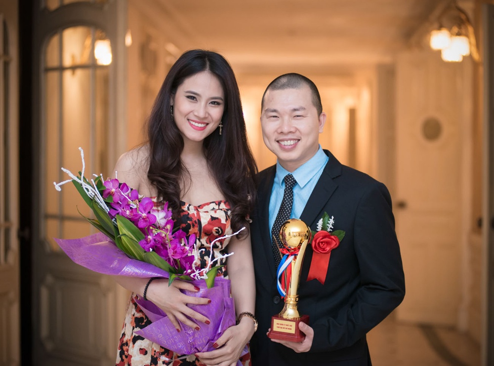 Nguoi dep Van Anh khoe vai tran ben dien vien Hai Anh hinh anh