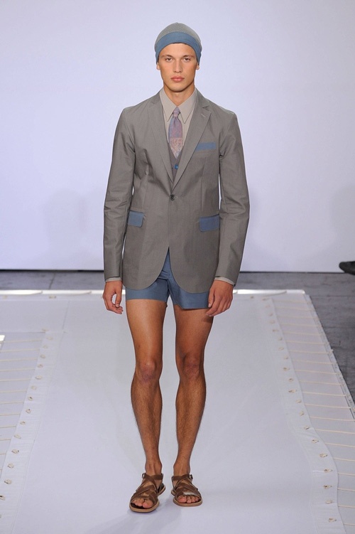 Một bộ suit kèm quần short sành điệu trên sàn catwalk.