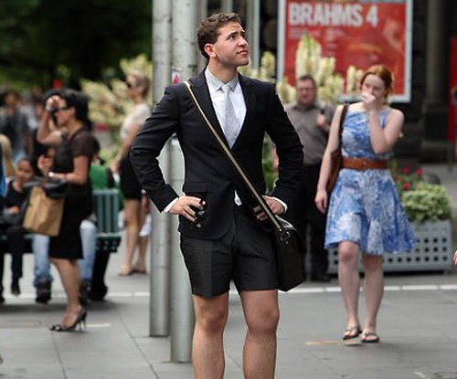 Nhưng phần đông phái nữ không đều không mấy thiện cảm với kiểu mốt này.