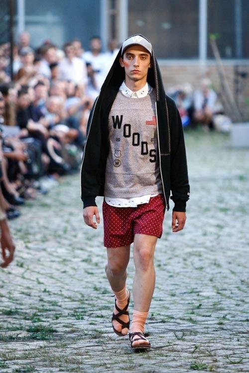 Đông đảo phụ nữ đồng tình rằng diện tất với sandals là một trong những xu hướng thời trang thảm họa của phái mạnh.