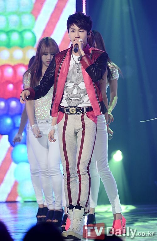 Kiểu quần này có lẽ chỉ hợp với những chàng mình dây như các idol nam xứ Hàn.