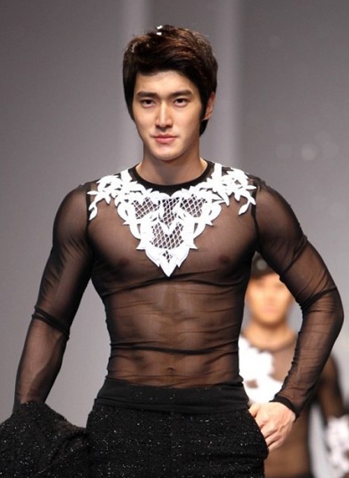 Áo xuyên thấu có lẽ chỉ hợp với sàn diễn thời trang.