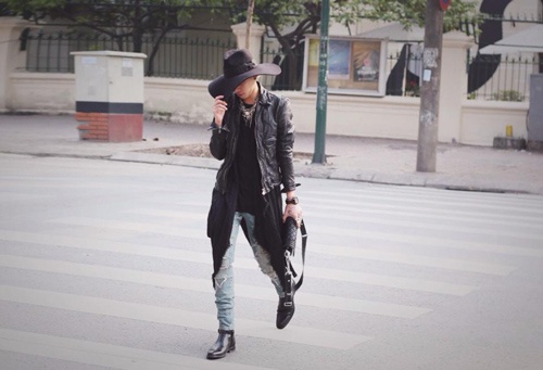 Mũ fedora rộng vành là một phụ kiện hoàn hảo để tạo nên một vẻ ngoài thời thượng.