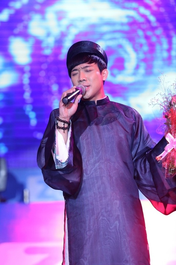 Thời gian vừa qua, MC Trấn Thành khiến người hâm mộ vô cùng bất ngờ khi lặng lẽ chia tay bạn gái hot girl xinh đẹp Mai Hồ. Lý do chia tay là vì cả Trấn Thành và Mai Hồ đều cảm thấy không có tiếng nói chung. Trước đó, cặp đôi từng khiến nhiều người ngưỡng mộ tình yêu đẹp của họ trong làng giải trí Việt.