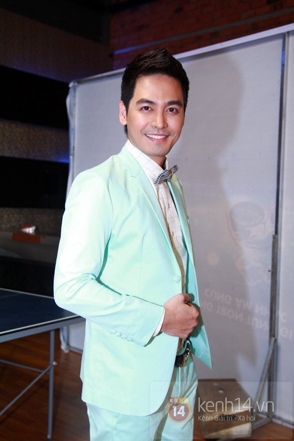 Có thể nói, mỗi lần xuất hiện trên sóng truyền hình, MC Phan Anh luôn chỉn chu trong cách ăn mặc phù hợp với từng chương trình. Riêng về cuộc sống gia đình, MC Phan Anh luôn là người khá kín tiếng, ít khi chia sẻ trên mặt truyền thông. Ngoài những bức ảnh các con anh chia sẻ trên trang cá nhân, người hâm mộ chưa bao giờ được thấy diện mạo bà xã của anh.