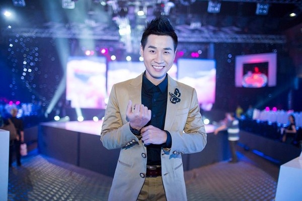  Nguyên Khang tên đầy đủ là Đoàn Nguyên Khang, sinh năm 1984 ở Tp.HCM. Ít ai biết được, MC Nguyên Khang từng tốt nghiệp loại giỏi ngành Vật lý kỹ thuật - Khoa Vật lý ứng dụng của Đại học Bách khoa, TP.HCM. Khả năng tiếng Anh tốt, duyên dáng, hóm hỉnh và thông minh là thế mạnh của Nguyên Khang. Bước ngoặt lớn nhất làm thay đổi cuộc đời Nguyên Khang đó là dự thi Người dẫn chương trình truyền hình năm 2006 do HTV tổ chức và lọt vào Top 10 thí sinh xuất sắc nhất. 