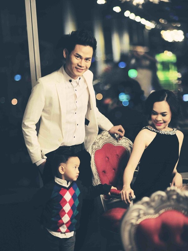 Hạnh phúc bên người vợ xinh đẹp và cậu con trai 3 tuổi kháu khỉnh