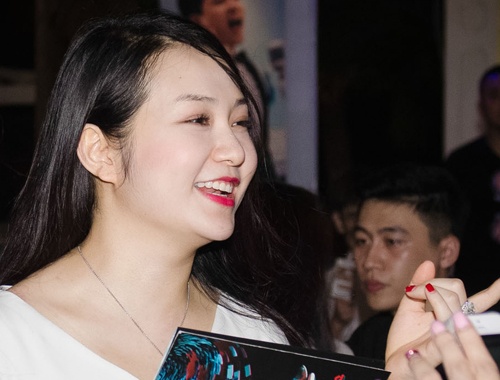 Vo hot girl cua Tuan Hung ne ong kinh phong vien hinh anh