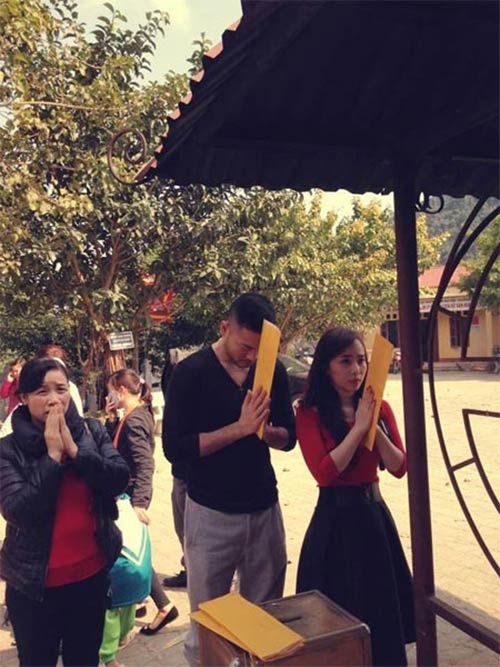 Thậm chí còn cùng nhau đi lễ chùa cầu mong điều may mắn, hạnh phúc.