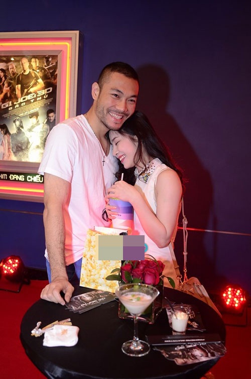 Tuy nhiên, vẻ rạng rỡ và hạnh phúc của hai người yêu nhau thì thật khó che giấu.