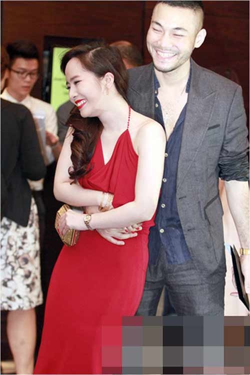 Anh luôn ôm eo và thậm chí có lần còn nhấc bổng cô ở chốn đông người.