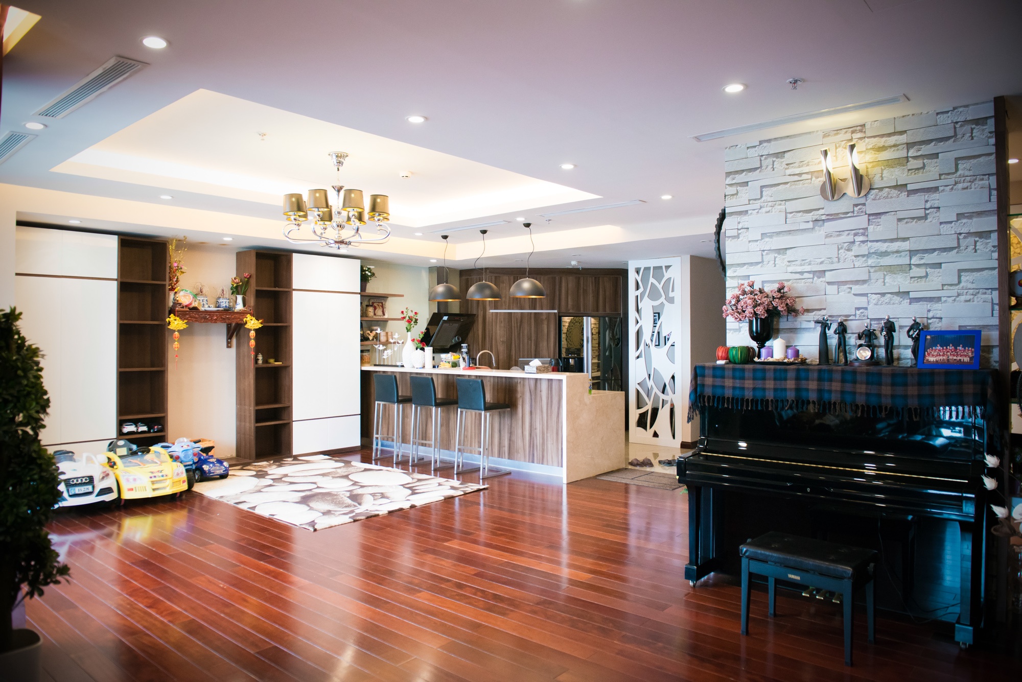 Can ho bac ty cua nam dien vien chuyen dong vai dau gau hinh anh