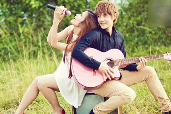 Cách đây khoảng hơn 5 năm, Đông Nhi lần đầu gặp Ông Cao Thắng trong một lần quay hình cho chương trình ca nhạc, cũng chính lần đầu tiên này đã bắt đầu cho một mối tình được xem là đẹp nhất của showbiz hiện tại. Đông Nhi - Ông Cao Thắng gắn bó với nhau không chỉ ngoài đời thường mà họ còn hỗ trợ cho nhau về công việc.