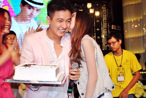 Trong lúc Ngô Kiến Huy bị bao vây giữa scandal chối bỏ con ruột với em gái của ca sĩ Thanh Thảo thì người bên cạnh động viên cũng như an ủi chàng Bắp chính là Khổng Tú Quỳnh, thậm chí cô còn tạm ngưng ca hát một thời gian để tập trung chăm lo cho Ngô Kiến Huy.