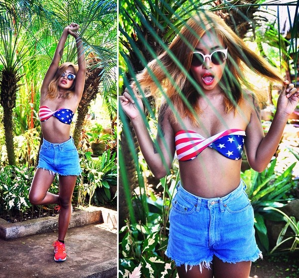 Tương tự, áo quây họa tiết được kết hợp khỏe khoắn cùng quần shorts jeans rách và giày thể thao năng động.