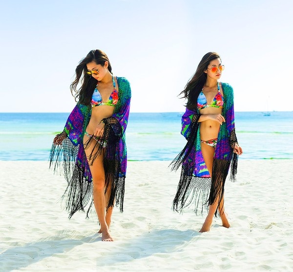 Bên cạnh bộ bikini đầy màu sắc, những chiếc áo hay khăn với chất liệu mỏng manh, bay bổng và chi tiết tua rua còn góp phần tô điểm cho nét phóng khoáng, lãng mạn đầy nữ tính của người mặc.