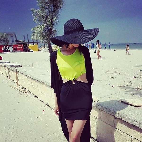 Bạn có muốn thử nghiệm bikini dáng váy, với chi tiết cut-out và cách phối 2 màu cực kỳ bắt mắt như cô nàng này?