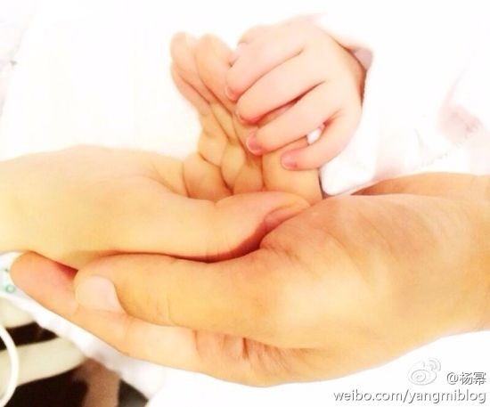 Hình ảnh đầu tiên của em bé được vợ chồng Dương Mịch chia sẻ trên mạng xã hội.