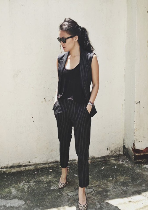 Vest không tay quần âu đồng bộ, gọn gàng, đầy cá tính, đôi giày cao gót tút lại dáng người.