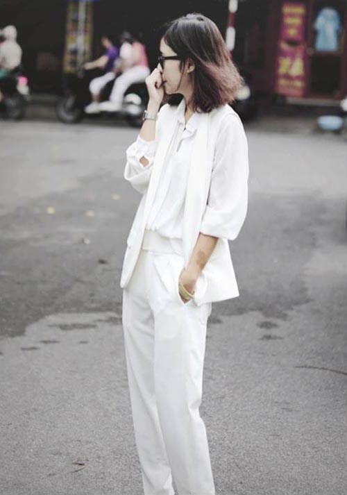 Phong cách white on white hơi hướng nam tính.