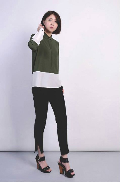 Áo cài kín cổ và chiếc quần xẻ ống đầy phong cách.