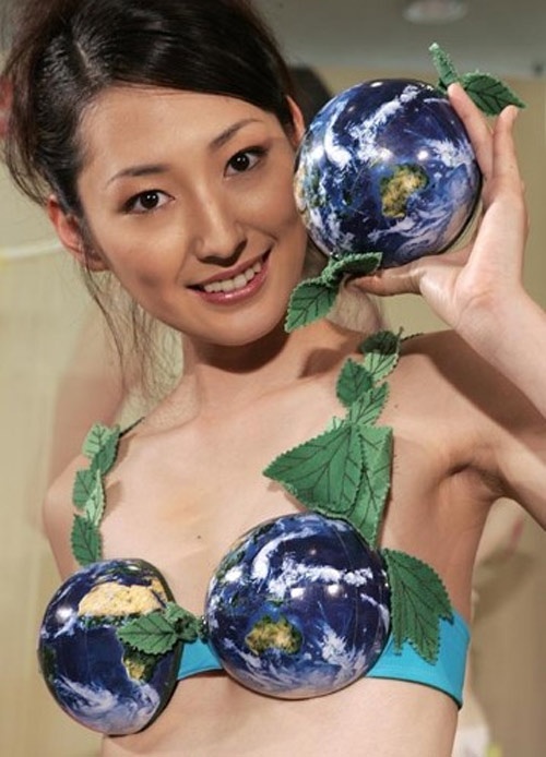 Một mẫu áo lót lấy ý tưởng từ hành tinh xanh để khuyến khích con người nên giữ gìn môi trường sống .