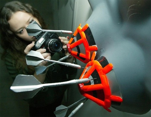 Mẫu áo ngực kỳ quặc được trưng bày trong một viện bảo tàng của Pháp.