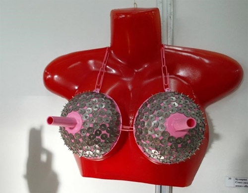 Chiếc áo ngực lấy cảm hứng từ dụng cụ hút bồn cầu khiến nhiều người phải bật cười thích thú.