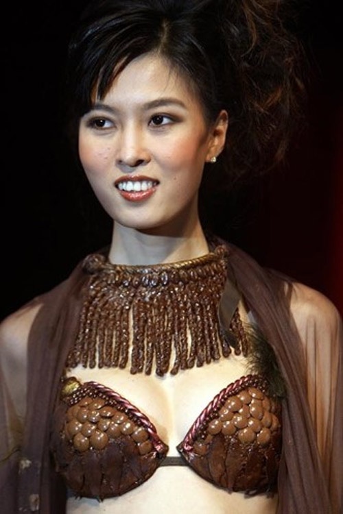 Chiếc áo nịt ngực làm từ chocolate thơm ngon này được trình diễn tại sàn diễn thời trang ở Bấc Kinh.